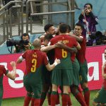 Jugadores de la selección de fútbol de Portugal celebrando el segundo gol de bruno Fernández en el triunfo ante Uruguay.