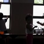 Un grupo de niños come sus alimentos