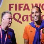 El técnico Louis Van Gaal (izq.) junto al defensa Virgil van Dijk, figura de Holanda.