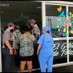 Guardias vigilan los ingresos al hospital Napoleón Dávila de Chone tras toma de rehenes.