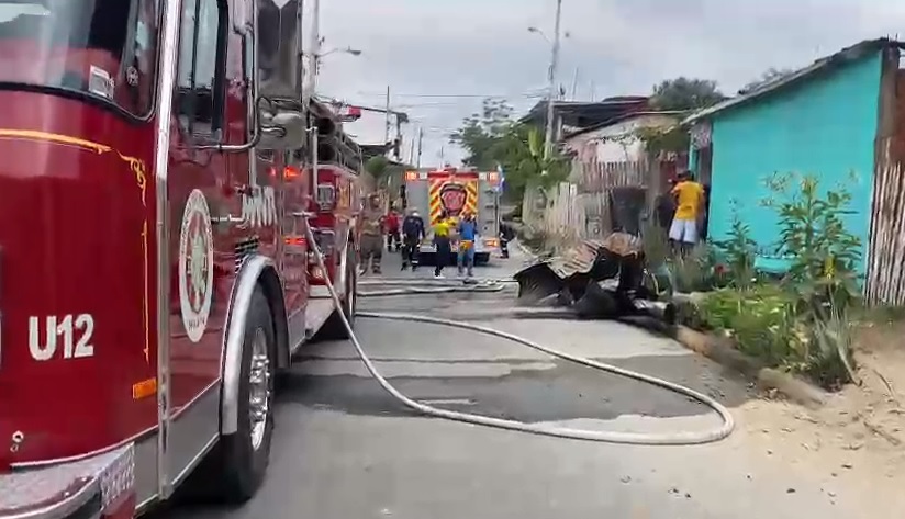 Incendio en la ciudadela 15 de Abril de Manta