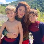La cantante colombiana Shakira y sus hijos Sasha y Milan.jpg