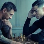 Lionel Messi y Cristiano Ronaldo jugando ajedréz.
