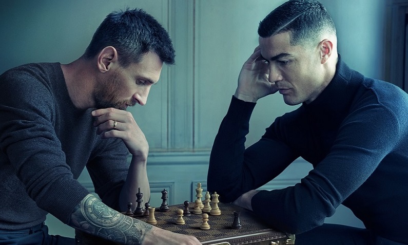 Lionel Messi y Cristiano Ronaldo jugando ajedréz.
