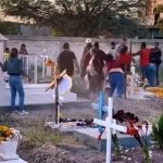 Personas se pelean en un cementerio de México.