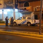 Policías acordonan el área donde se registró una balacera en Guayaquil.