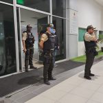 Policía roma el control en el hospital de Chone