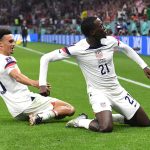 Timothy Weah y Antonee Robinson de USA ante Gales