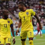 Enner Valencia (izq,) junto a Pervis Estupiñán celebrando uno de los goles marcados ante Qatar en el debut del Mundial de Qatar 2022.