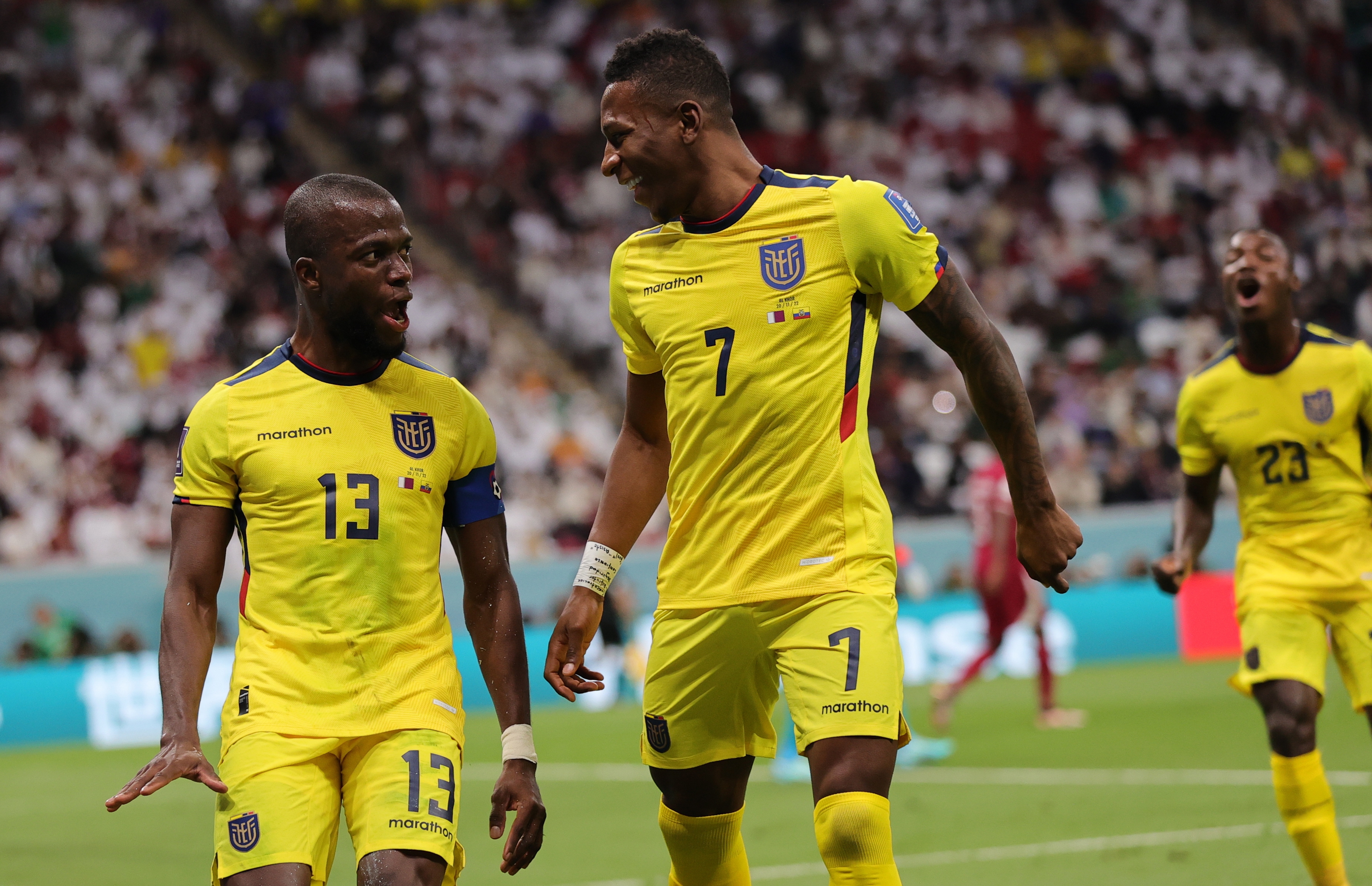 Enner Valencia (izq,) junto a Pervis Estupiñán celebrando uno de los goles marcados ante Qatar en el debut del Mundial de Qatar 2022.