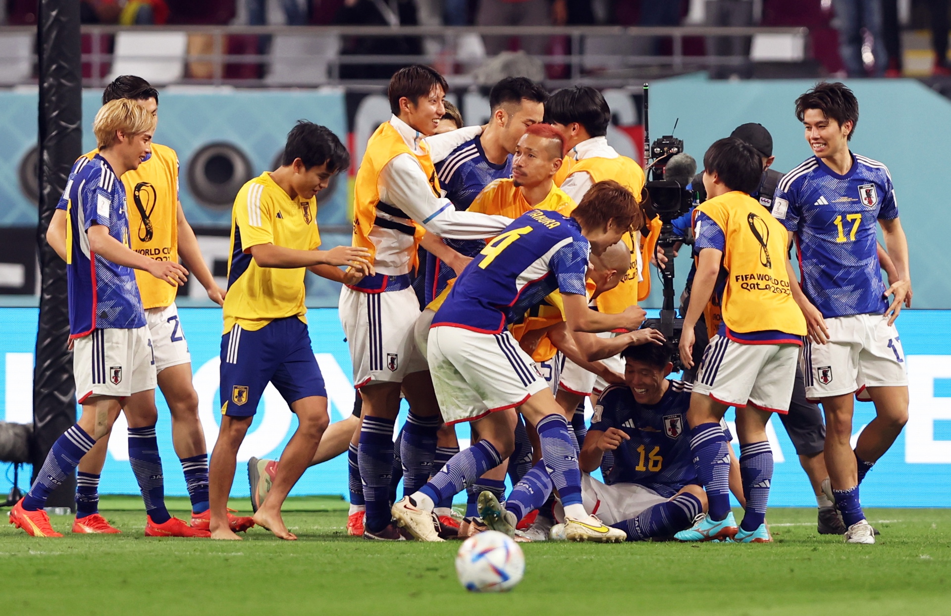 Jugadores de la Selección de Japón celebrando el triunfo conseguido ante Alemania en su debut en el Mundial de Qatar 2022.