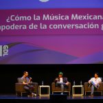 El moderador y editor de Spotify, Uriel Waisel (i), el buscador de talentos de Sony Music, Gilberto Montero (c), y el editor sénior de música mexicana de la plataforma musical Spotify, Gerardo Mora