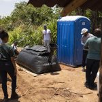 Trabajadores y voluntarios instalan sanitarios en la aldea Tekua Itakupe, una de las seis aldeas que forman parte de la reserva de Jaraguá, a las afueras de la zona metropolitana de Sao Paulo