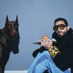 cantante colombiano Maluma, rodeado de hamburguesas y hot dogs