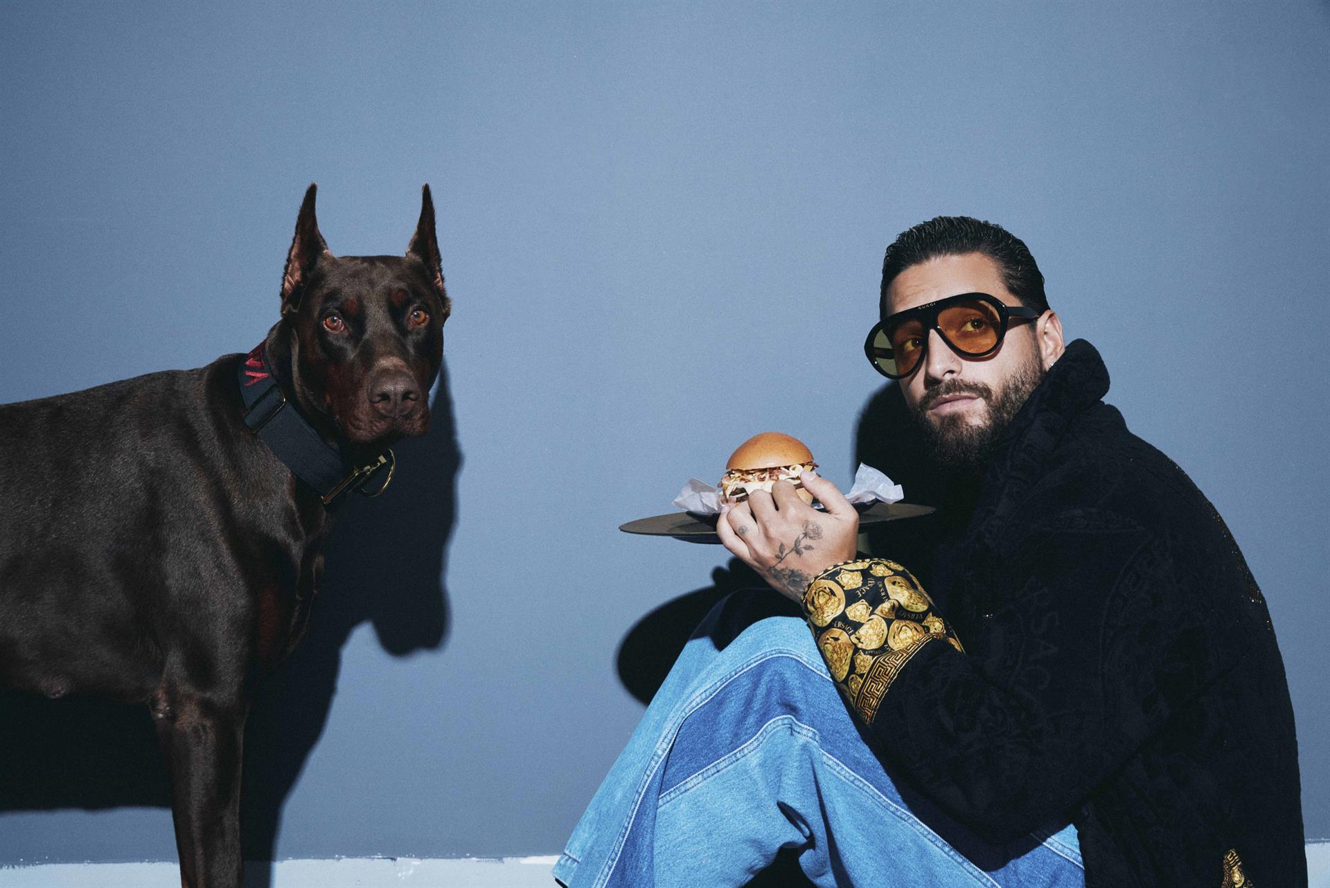 cantante colombiano Maluma, rodeado de hamburguesas y hot dogs