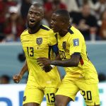 Énner Valencia (d) de Ecuador celebra un gol de Ecuador ante Qatar