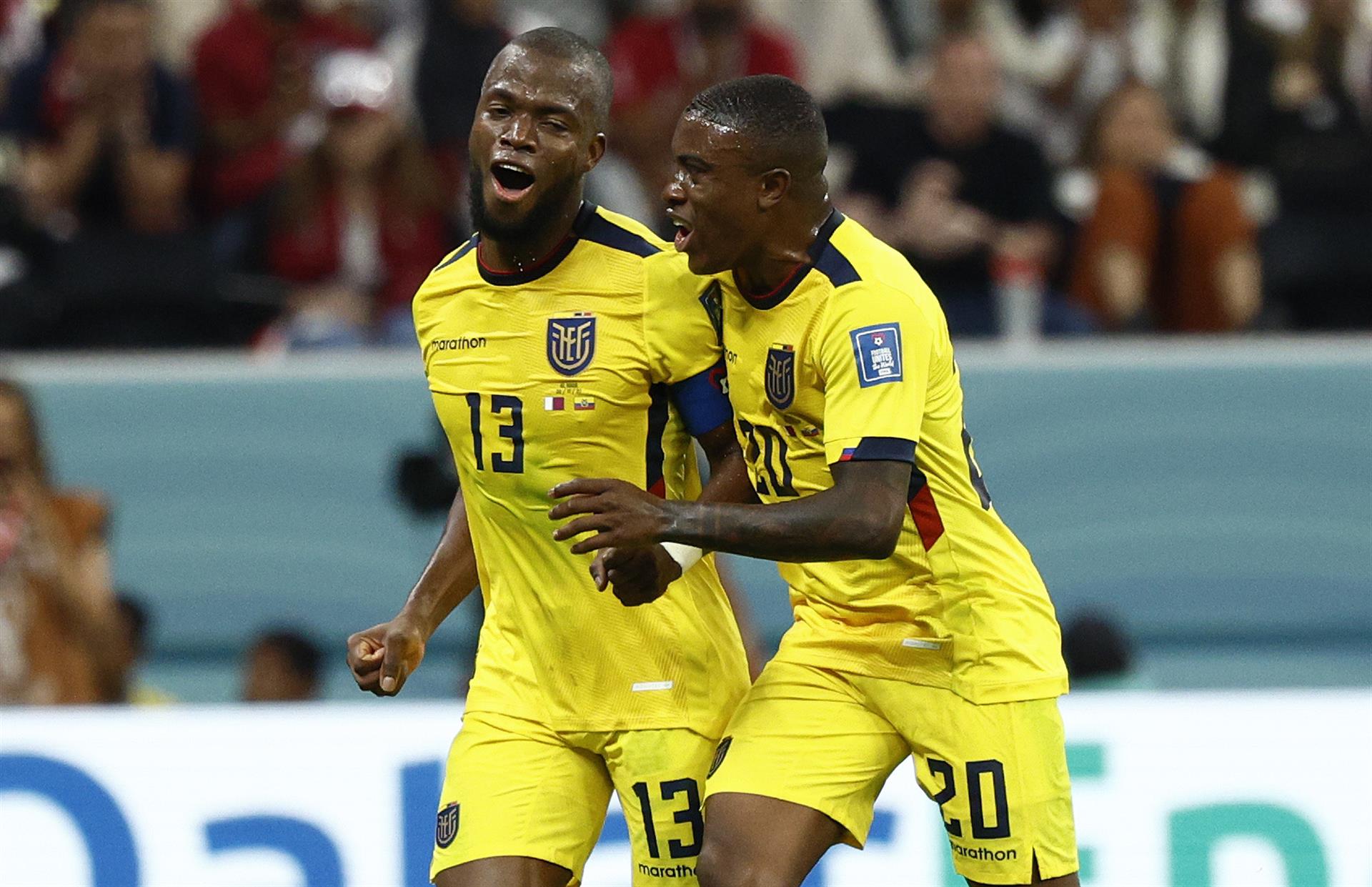 Énner Valencia (d) de Ecuador celebra un gol de Ecuador ante Qatar