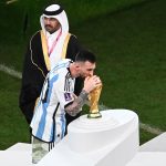 Lusail (Qatar), 18/12/2022.- Lionel Messi of Argentina kisses the World Cup trophy after the FIFA World Cup 2022 Final between Argentina and France at Lusail stadium, Lusail, Qatar, 18 December 2022. (Mundial de Fútbol, Francia, Estados Unidos, Catar) EFE/EPA/Georgi Licovski