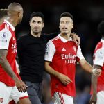 El entrenador del Arsenal, Mikel Artetan, con varios de sus jugadores