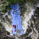 Los bomberos trabajaron en el rescate de víctimas del bus