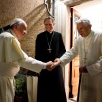 papa Francisco (i), saludando a su predecesor, el papa emérito Benedicto XVI