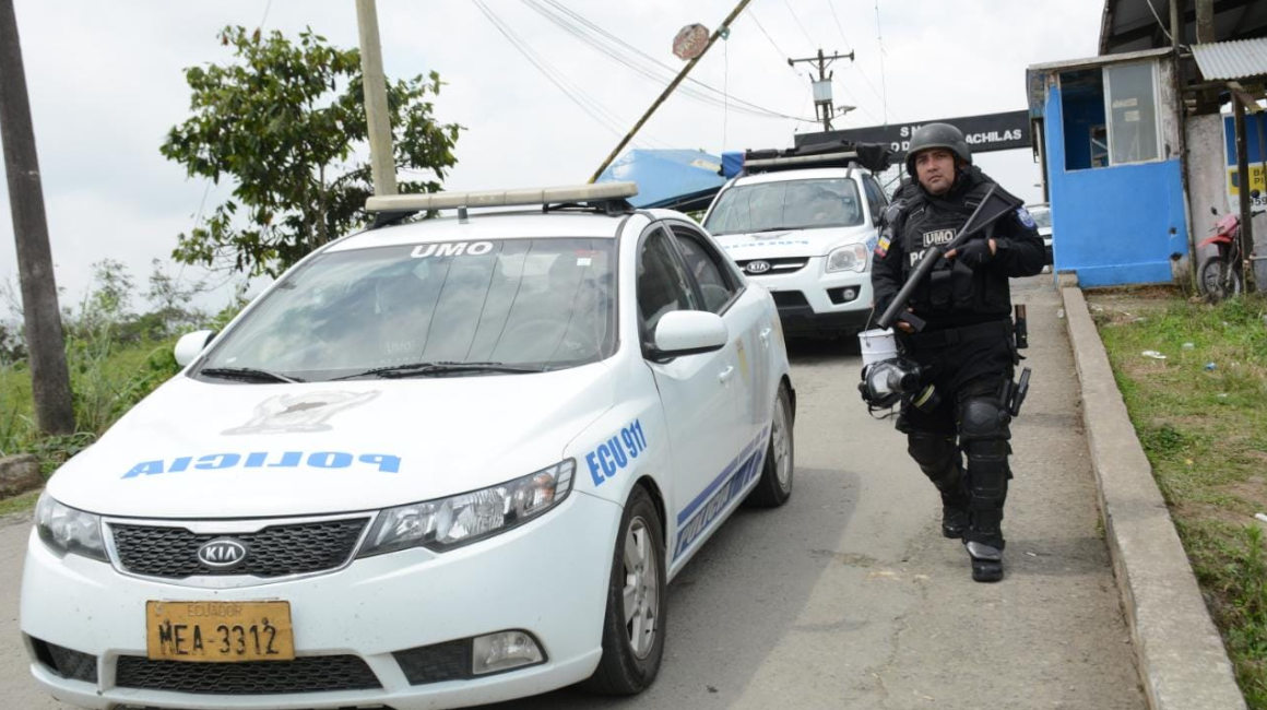 Agentes policiales que prestan sus servicios en la provincia de Santo Domingo de los Tsáchilas. (Gráfica referencial)