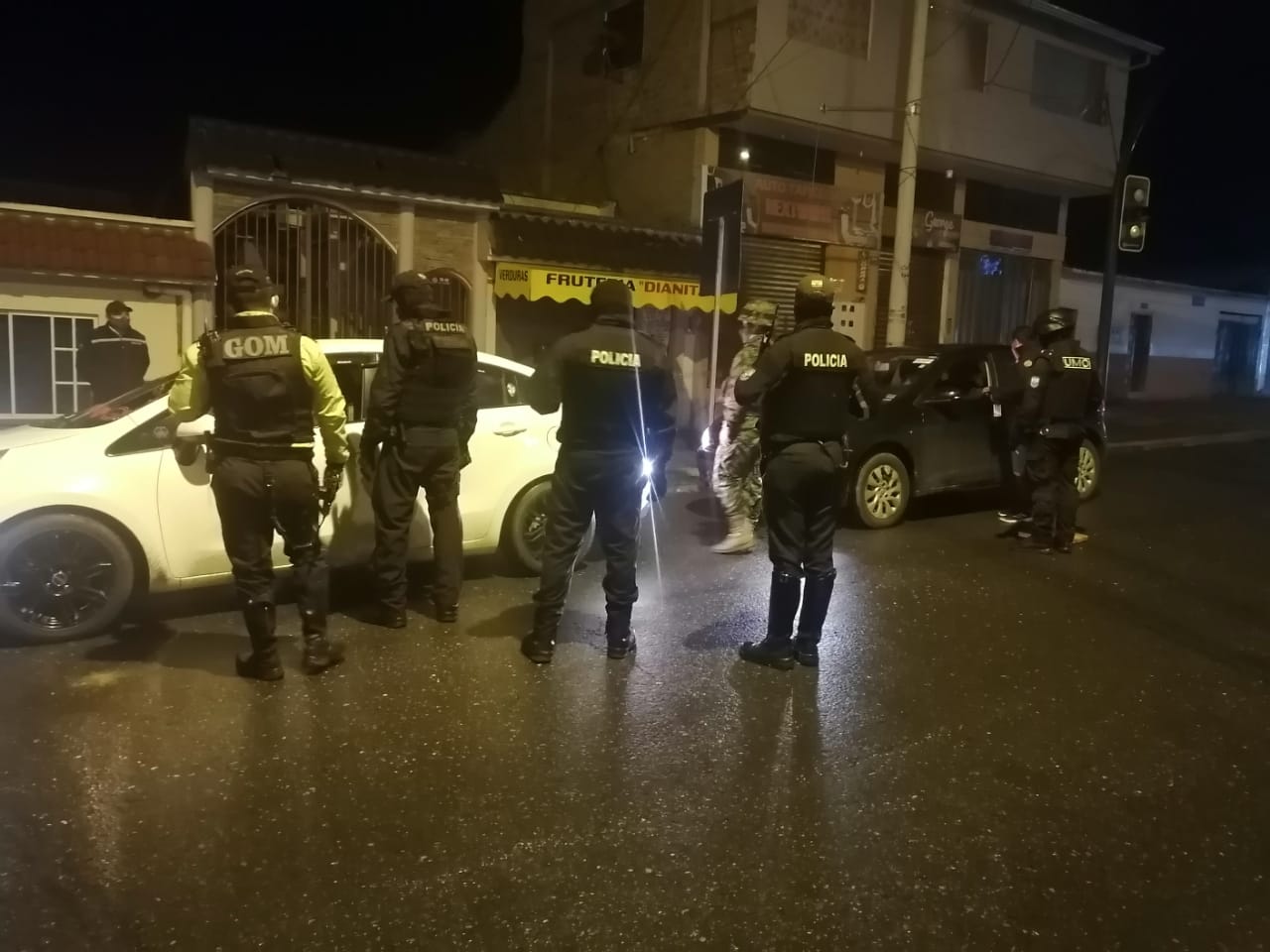 Agentes policiales realizan controles para disminuir los índices de inseguridad.