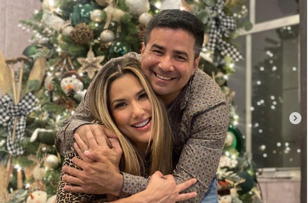 Alejandra Jaramillo junto a su amigo y también presentador Henry Bustamante.