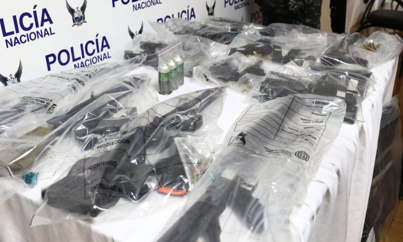 La Policía presentó las armas que le fueron decomisadas a quienes brindaban seguridad a Junior Roldán.