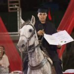 Imer Baldovino Quevedo llegó en su caballo 'Tormento' a su ceremonia de graduación como bachiller en Colombia.