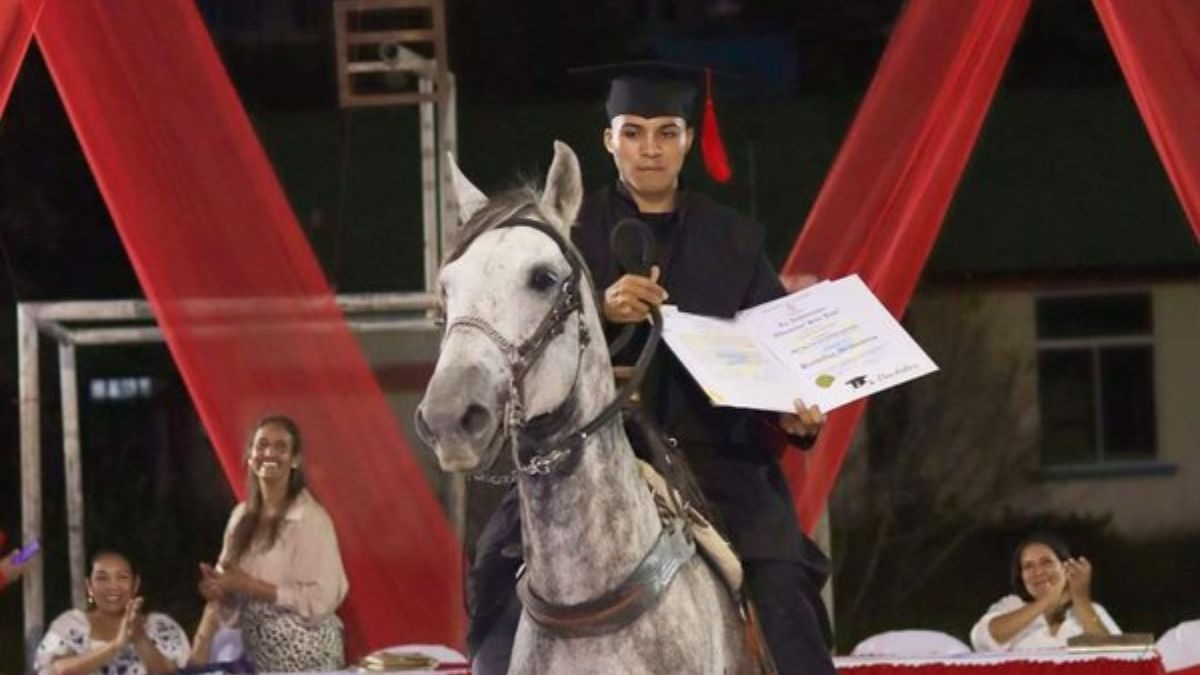 Imer Baldovino Quevedo llegó en su caballo 'Tormento' a su ceremonia de graduación como bachiller en Colombia.