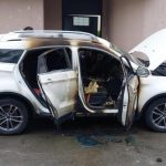 El carro de la jueza Ariana Zamara resultó con graves daños tras el atentado que sufrió.