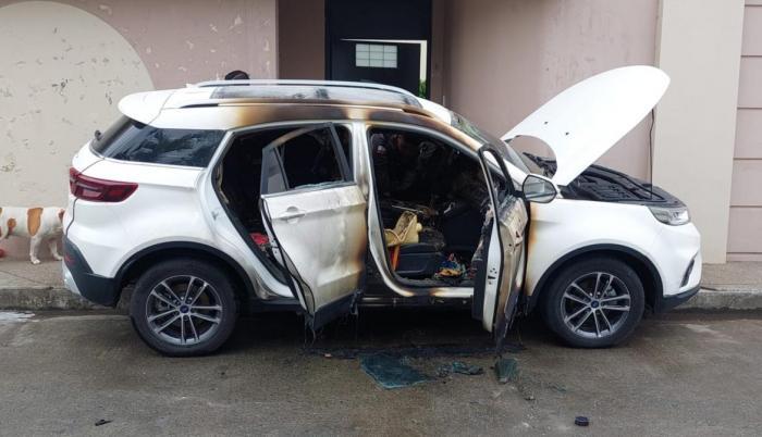 El carro de la jueza Ariana Zamara resultó con graves daños tras el atentado que sufrió.