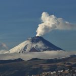 El volcán Cotopaxi emite columnas de vapor y gases de hasta 700 metros de altura, según el Instituto Geofísico.