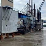 Dos barcazas abandonadas chocaron con el puente que une Durán con la Isla Santay.jpg