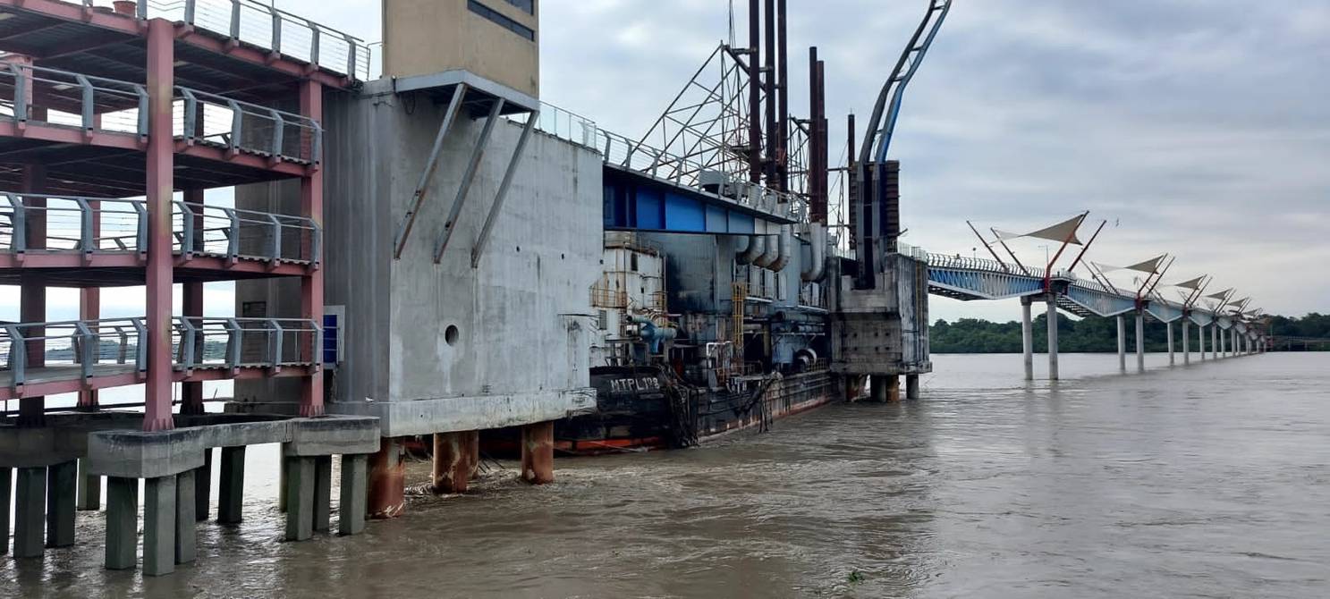 Dos barcazas abandonadas chocaron con el puente que une Durán con la Isla Santay.jpg