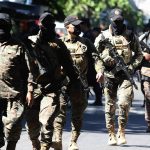 Soldados patrullan hoy una calle en San Salvador