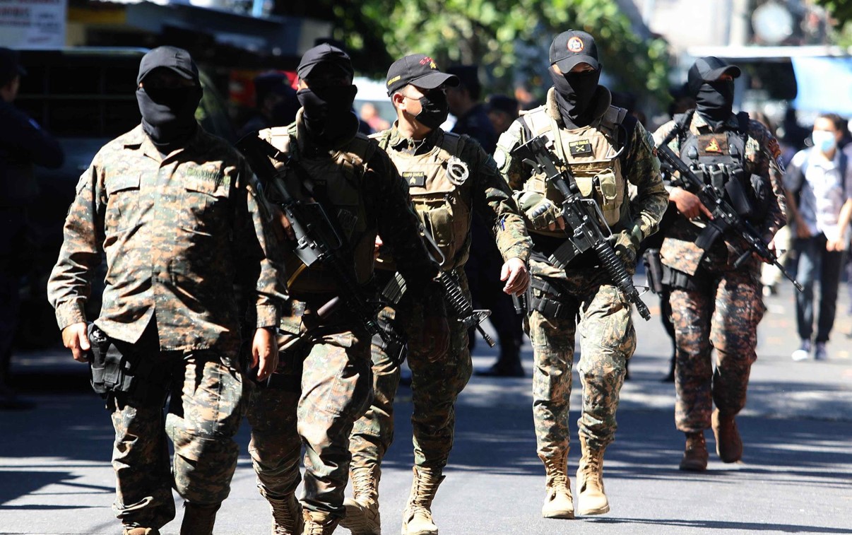 Soldados patrullan hoy una calle en San Salvador