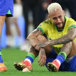 El jugador brasileño Neymar Jr. lloró de manera desconsolada tras la eliminación de su selección en el Mundial de Qatar 2022..jpg