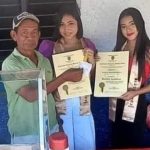 Natalia y Brenda celebraron su graduación de colegio con el vendedor de comida que les fiaba cuando no tenían dinero.