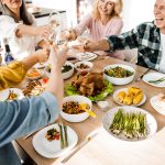 Cómo evitar o tratar intoxicaciones alimenticias en épocas festivas