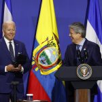 Joe Biden (izq) junto al presidente de Ecuador Guillermo Lasso, durante un encuentro anterior en Los Ángeles.jpg