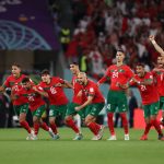 Jugadores de la selección de fútbol de Marruecos festejan la clasificación a cuartos de final en el Mundial de Qatar.jpeg