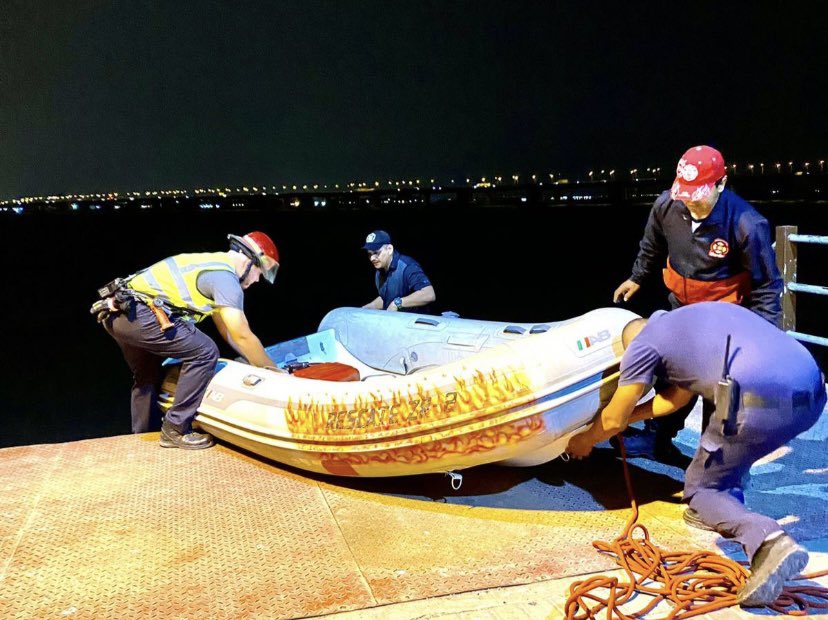 Miembros del Cuerpo de Bomberos de Durán colaboraron en el rescate de la mujer que cayó del puente de la Unidad Nacional.jpeg