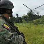 Militares ecuatorianos realizan constantes patrullajes en la frontera norte, con Colombia.