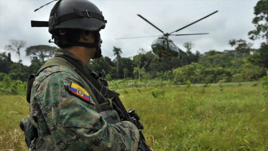 Militares ecuatorianos realizan constantes patrullajes en la frontera norte, con Colombia.