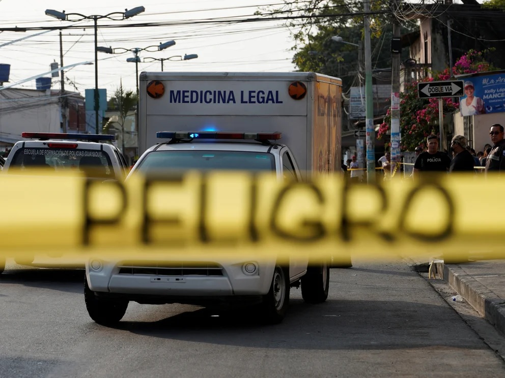 Un padre de familia iba por su hija a la unidad educativa donde estudia cuando una bala perdida acabó con su vida.