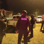 Agentes policiales investigan el ataque a balas contra varias personas que dejó cinco fallecidos en Yaguachi, provincia del Guayas.