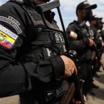 Policías de Ecuador fueron asaltados mientras se encontraban dentro de un patrullero estacionado. (Gráfica referencial)