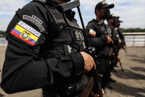 Policías de Ecuador fueron asaltados mientras se encontraban dentro de un patrullero estacionado. (Gráfica referencial)